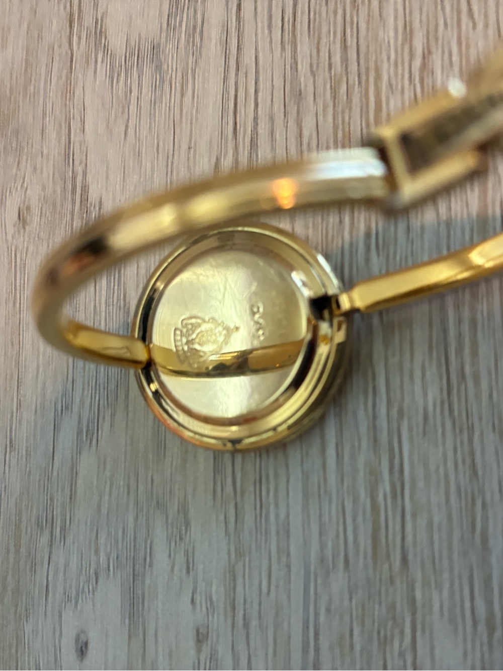 VINTAGE Gucci Gold and Cream Bangle Watch - Picture 2 of 6